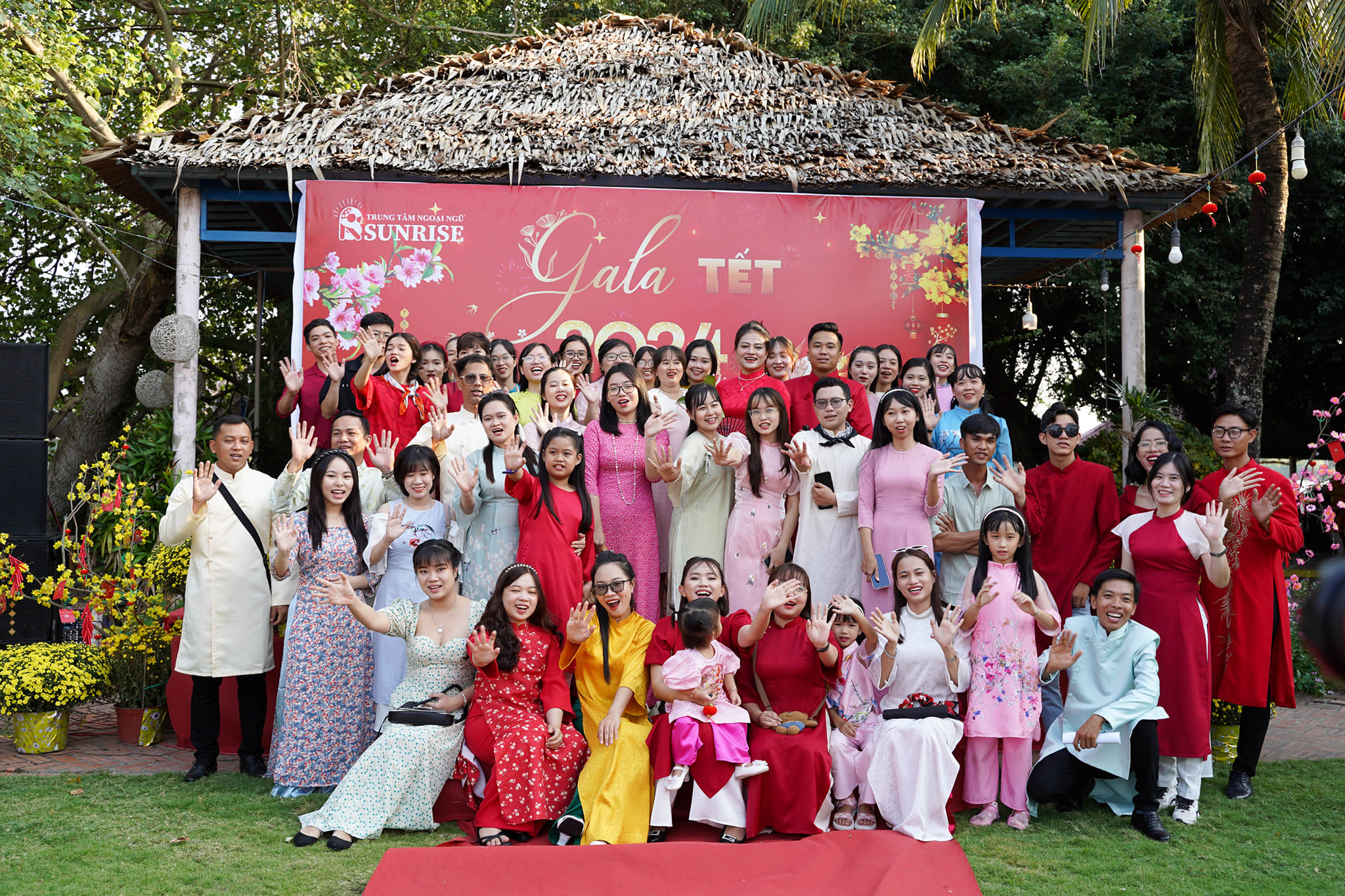 GALA TẾT 2024 – TẾT SUM VẦY TẠI TRUNG TÂM NGOẠI NGỮ SUNRISE